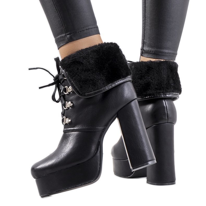 Fekete csizma a Madina poszton