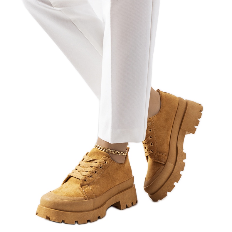 Barna tornacipő a Dearth platformon