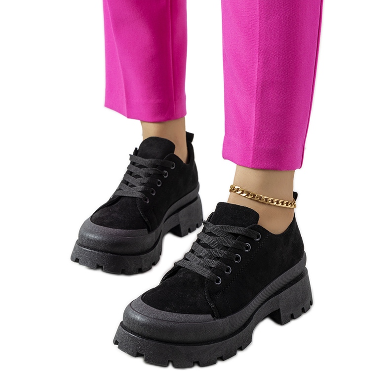 Fekete tornacipők a Dearth platformon