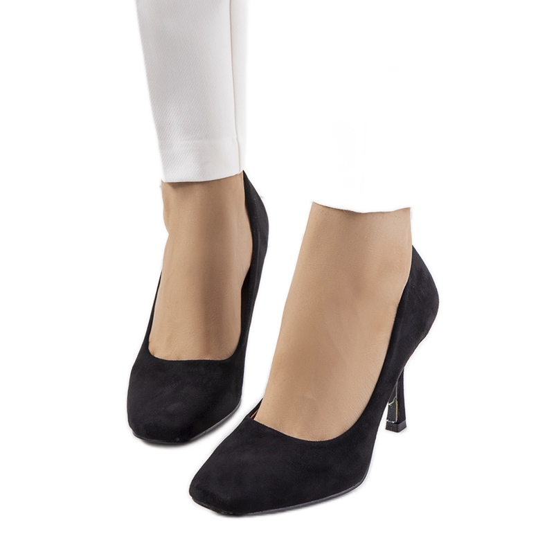 Fekete pumpák egy Coxi tűsarkún