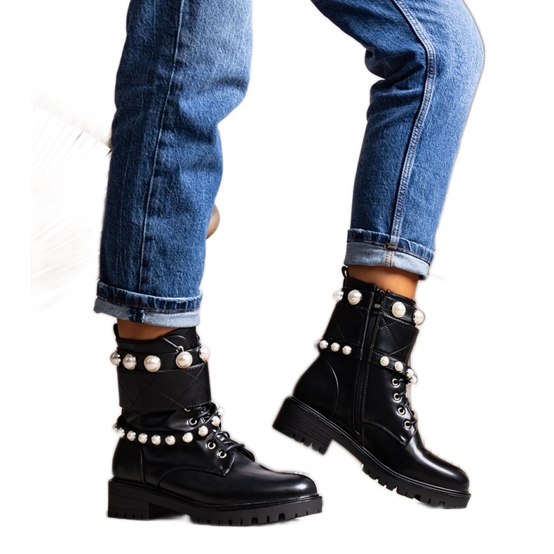 Fekete csizma Carvala gyöngyökkel