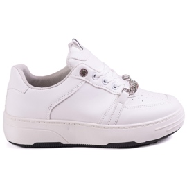 Női fehér tornacipő egy emelvényen Shelovet lánccal