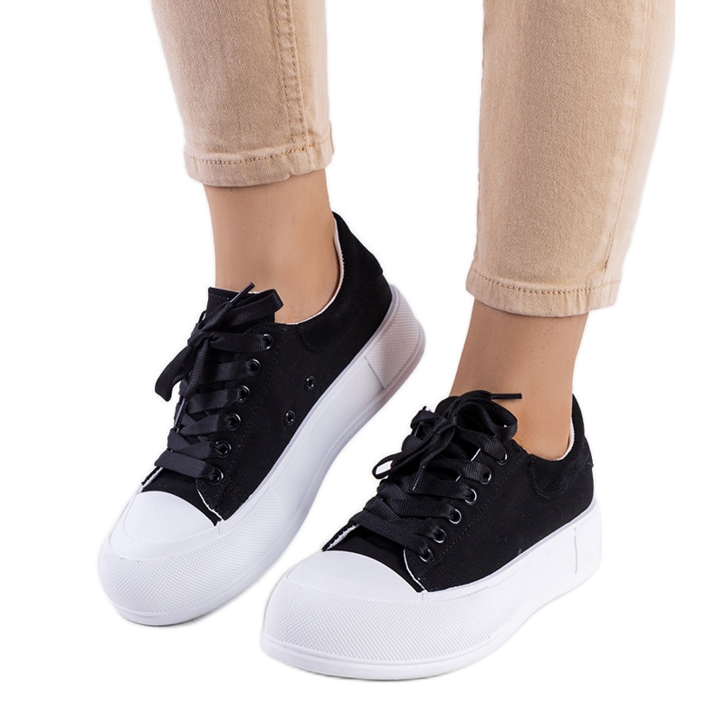 Fekete tornacipő a Kilkenny platformon