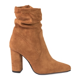 Barna női csizma a Shelovet poszton, fodros felsőrésszel