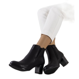 Fekete csizma a koldus posztján Fekete csizma a koldus posztján