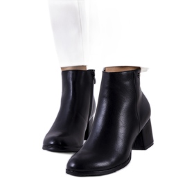 Fekete csizma az ökobőr Durnatel posztján Fekete csizma az ökobőr Durnatel posztján