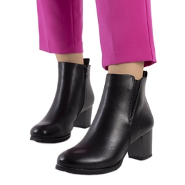 Fekete csizma a koldus posztján Fekete csizma a koldus posztján