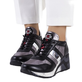 Fekete és fémes tornacipő az Ifruf éken ezüst