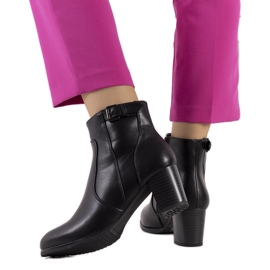 Fekete csizma alacsony oszlopon Bogotából