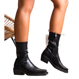 Fekete magas sarkú csizma a Marisától Fekete magas sarkú csizma a Marisától