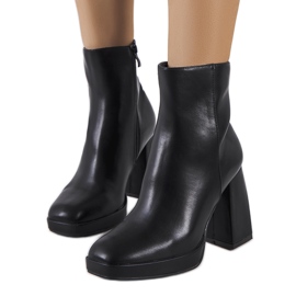 Fekete bokacsizma a Jilin poszton Fekete bokacsizma a Jilin poszton