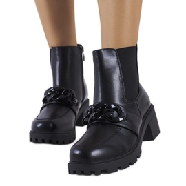 Fekete bokacsizma Bilka lánccal