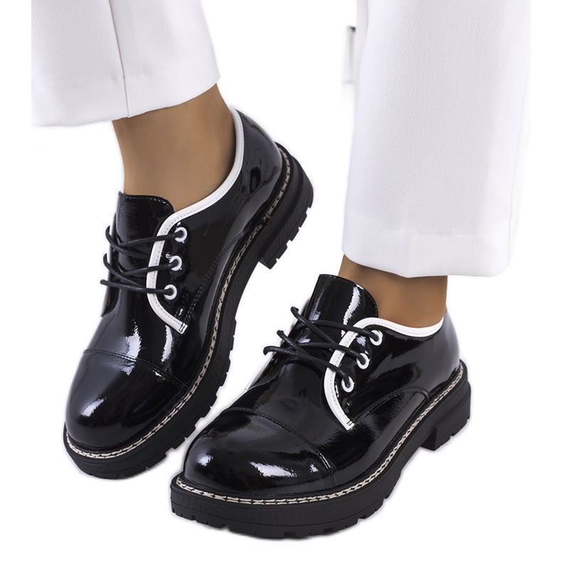 Fekete lakkozott Kuzem cipő