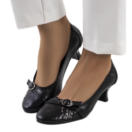 Fekete pumpák gumiszalaggal a Djoko-tól