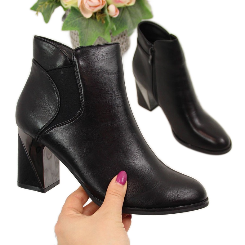 Jezzi Fekete szigetelt csizma díszoszlopon Jezzi Fekete szigetelt csizma díszoszlopon