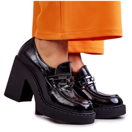 Lakkozott cipő egy hatalmas Black Jaime poszton fekete