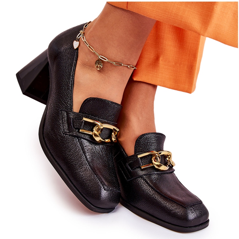 Bőr szivattyúk lánccal Laura Messi 2515 fekete