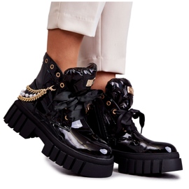 Lakkozott meleg csizma lánccal, fekete Karoline Lakkozott meleg csizma lánccal, fekete Karoline