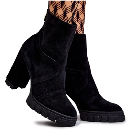 Velúr fekete csizma a sarkon Elia