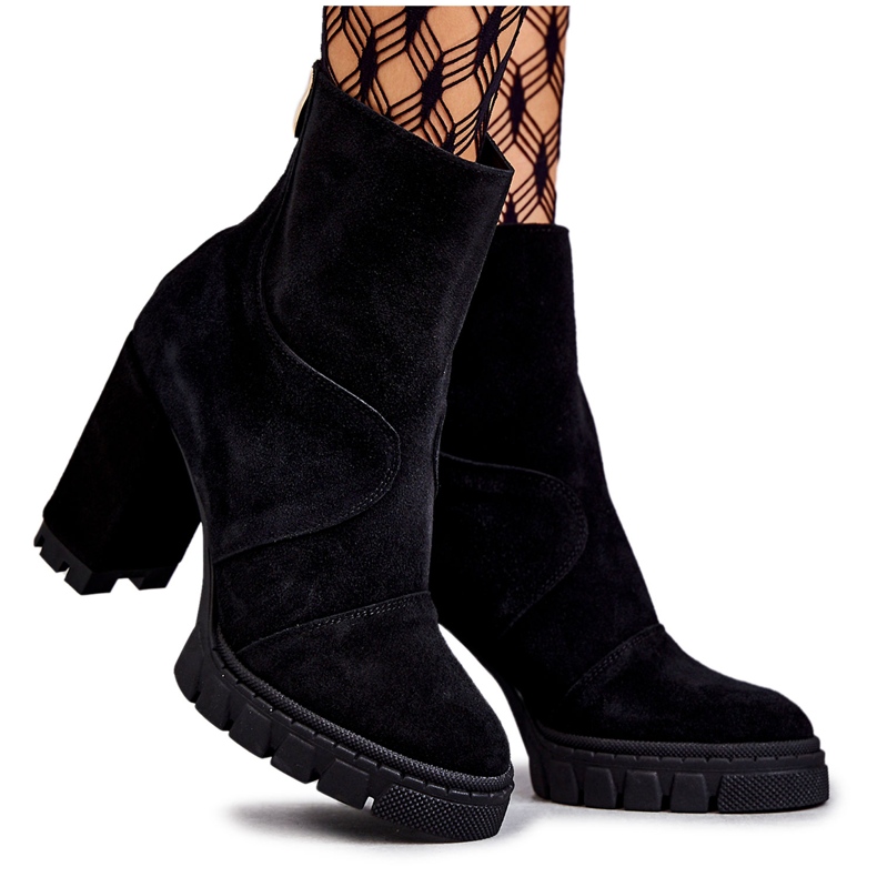 Velúr fekete csizma a sarkon Elia