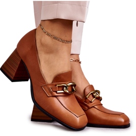 Bőr szivattyúk lánccal Laura Messi 2514 Camel barna Bőr szivattyúk lánccal Laura Messi 2514 Camel barna