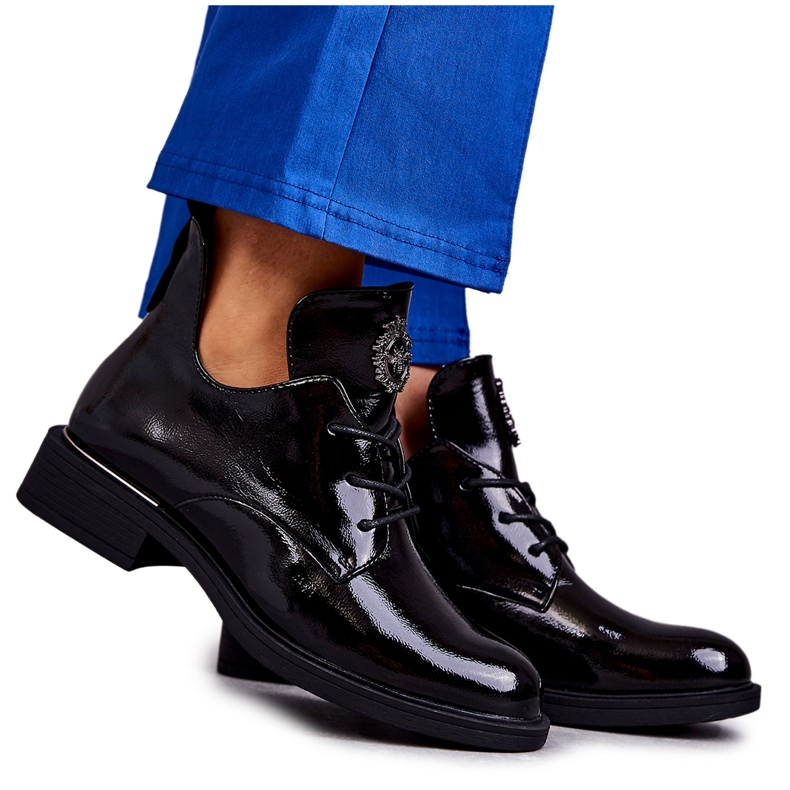 Vinceza Lakkozott fűzős csizma kivágásokkal Fekete Fabiana