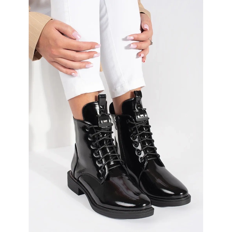 Fekete női fűzős bokacsizma lakkozott ökológiai bőrből