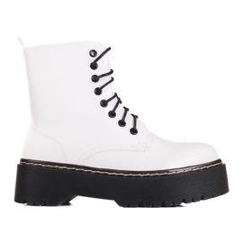 Női fehér Shelovet táskák az emelvényen felfűzve Női fehér Shelovet táskák az emelvényen felfűzve