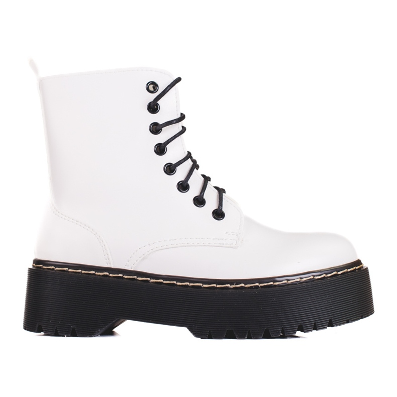 Női fehér Shelovet táskák az emelvényen felfűzve