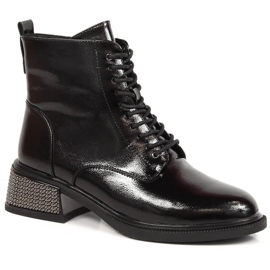 Lakkozott női csizma dekoratív sarokkal, szigetelt fekete Filippo