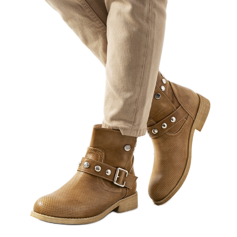 PA1 Barna csizmát üt