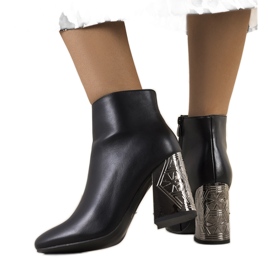 Fekete csizma dekoratív Mirim sarokkal Fekete csizma dekoratív Mirim sarokkal