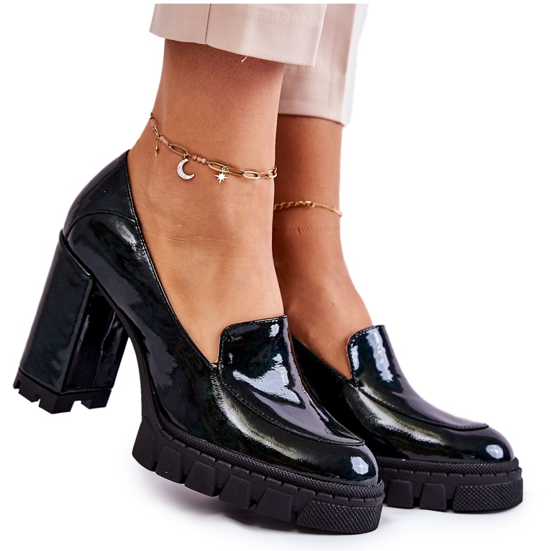 Divatos lakkozott szivattyúk egy hatalmas zöld Margott platformon