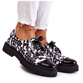 Lakkozott fűzős cipő Laura Messi 2441 Fekete-fehér