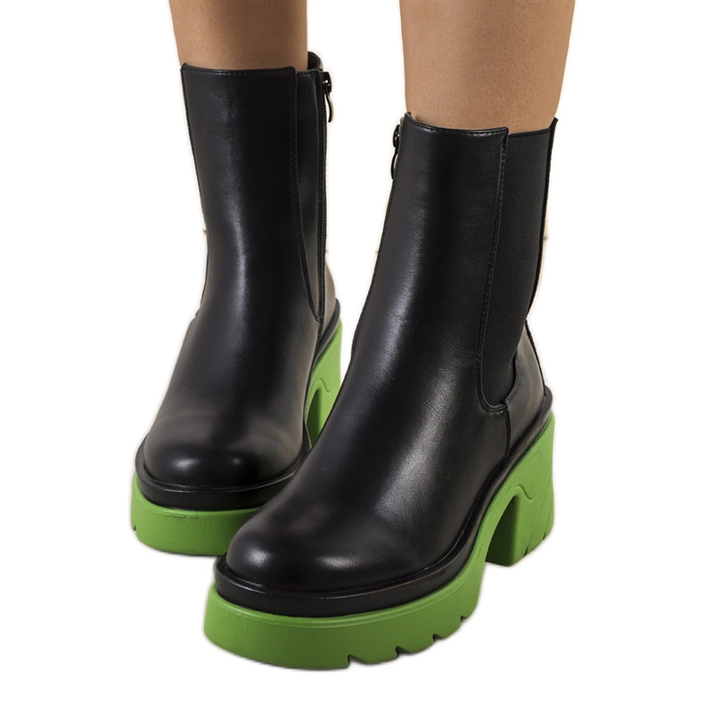 PA1 Fekete bokacsizma a zöld Torrela platformon