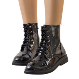 PA1 Fekete patentos Pisanel bokacsizma