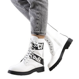 Feliratokkal díszített fehér tornacipő