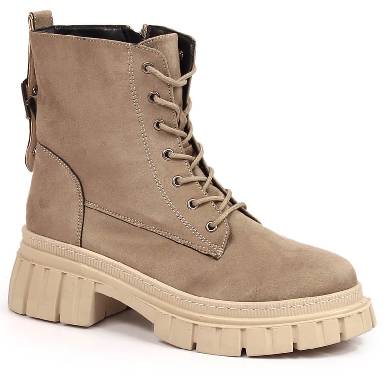 Női velúr munkások bézs színű szigetelt emelvényen, T.Sokolski