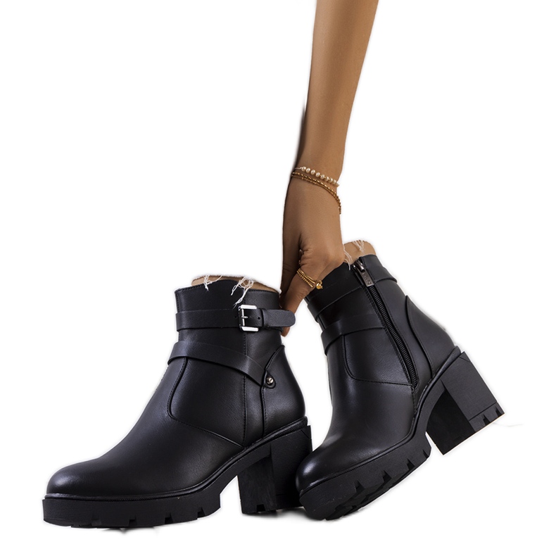 Fekete bakancs egy traktoros Centret talpon