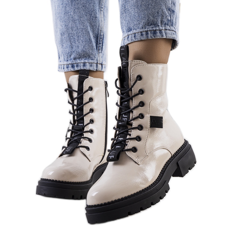 PA1 Bézs lakkozott csizma a Casies márkától