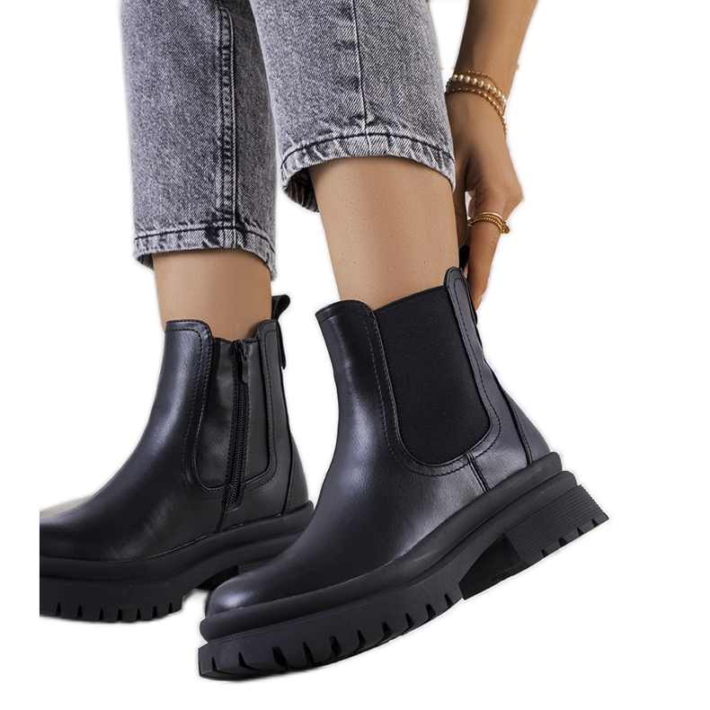 Fekete bokacsizma Alain platformján Fekete bokacsizma Alain platformján