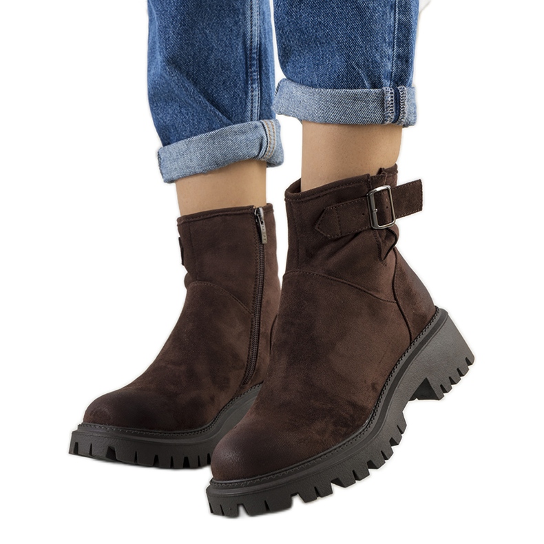 Barna csizma az Alejandra márkától