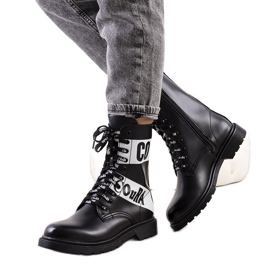 Mota feliratokkal díszített fekete trapperek