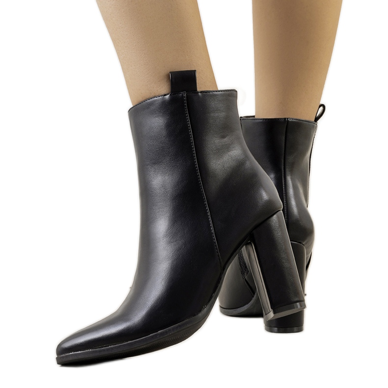 Fekete csizma az Eduar poszton