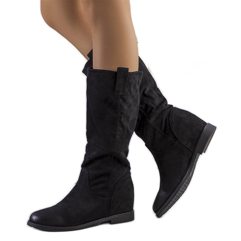 Fekete csizma a Mae beltéri éksarkán