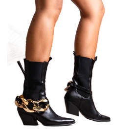 Fekete cowboy csizma láncokkal a Nash márkától Fekete cowboy csizma láncokkal a Nash márkától