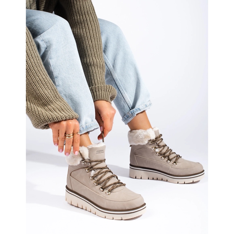 Női trapperek az emelvényen bézs