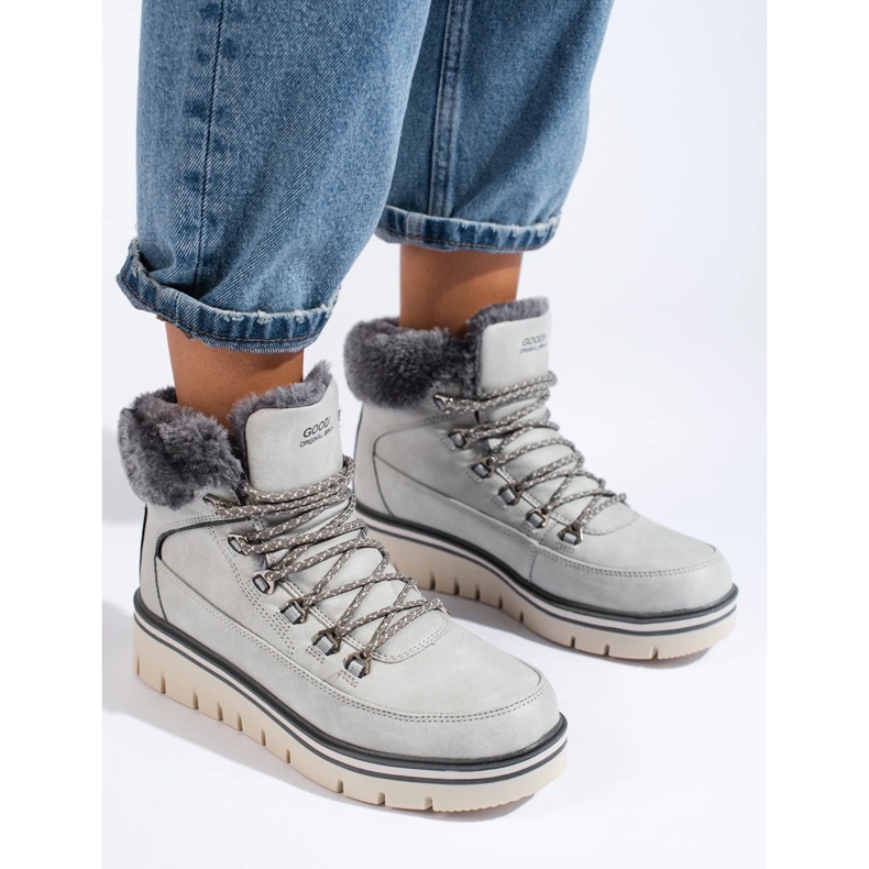 Női trapperek az emelvényen szürke