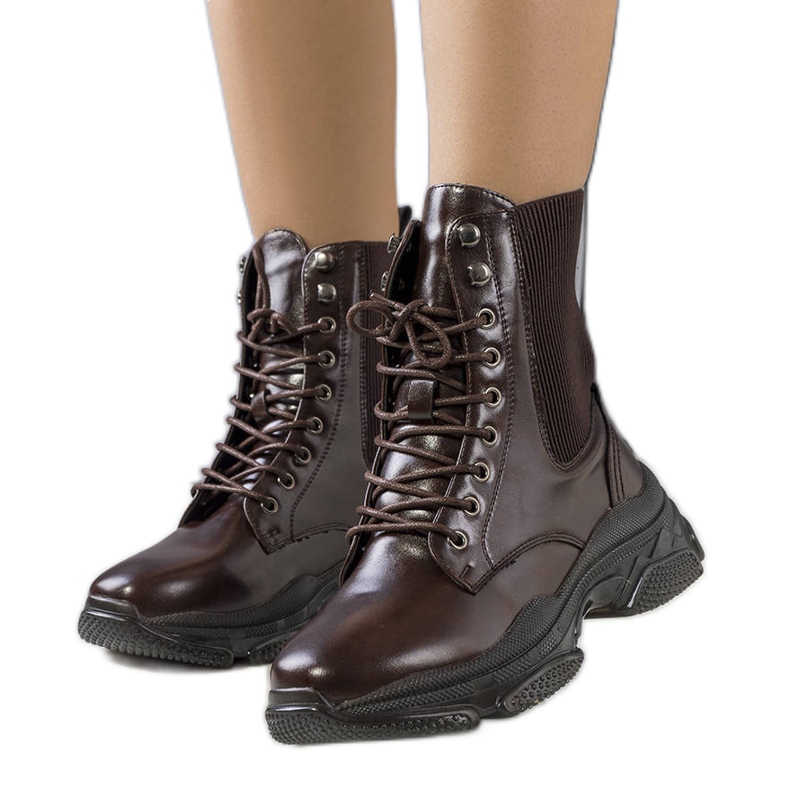 A márka barna csizmái Sedile