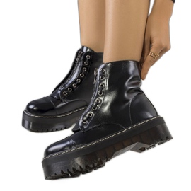 PA1 Fekete csizma a Kenti platformon